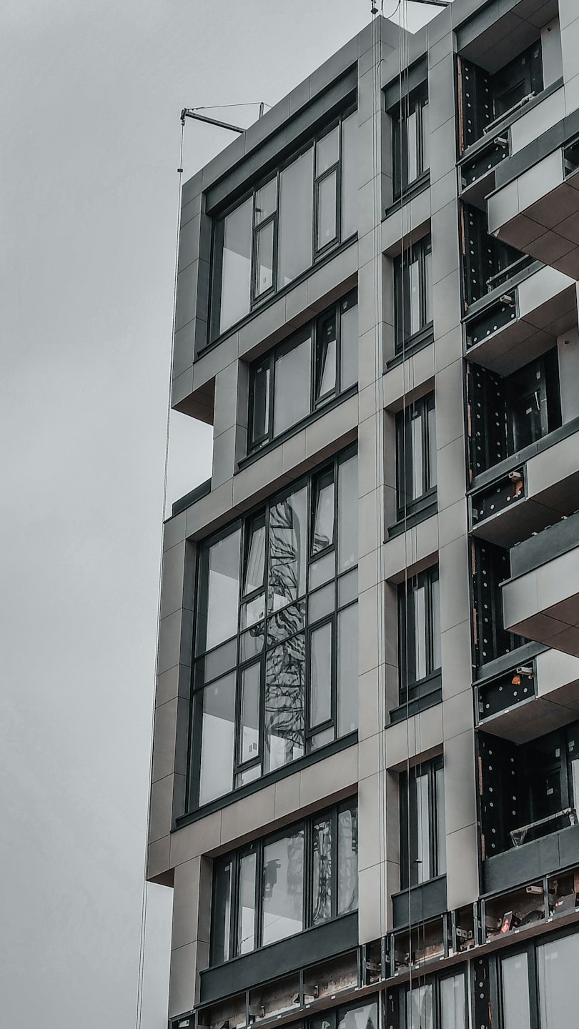 Kaasaegse hoone fassaad metallpaneelide ja akendega ehitamisel.